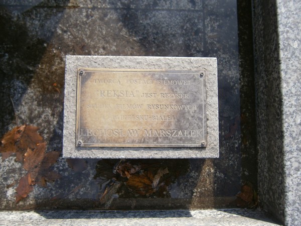 Tabliczka przy pomniku Reksia